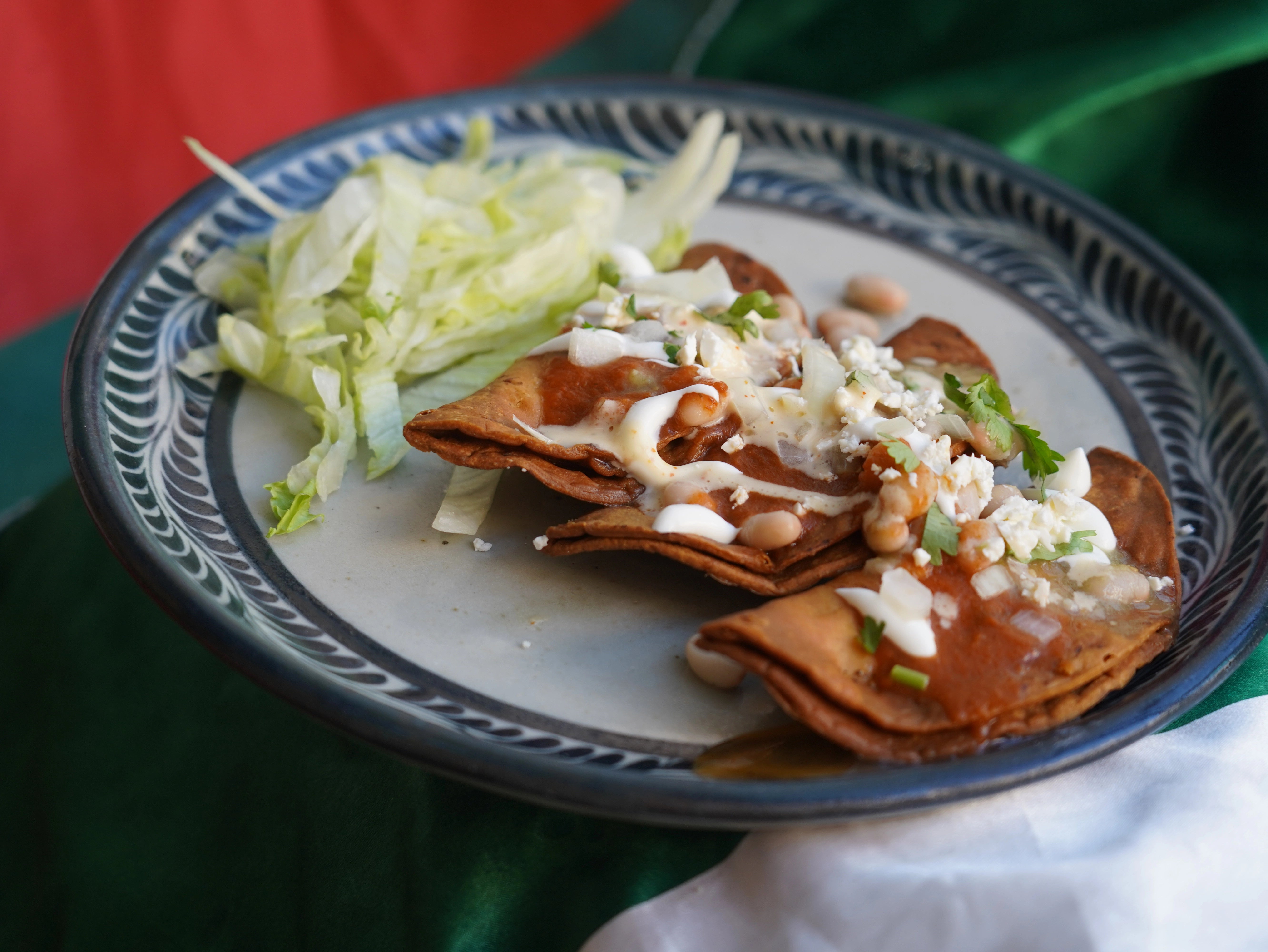 Tacos dorados mexicains croustillants garnis de pomme de terre, servis avec sauce et accompagnements frais au restaurant El Mexicano Toulouse.