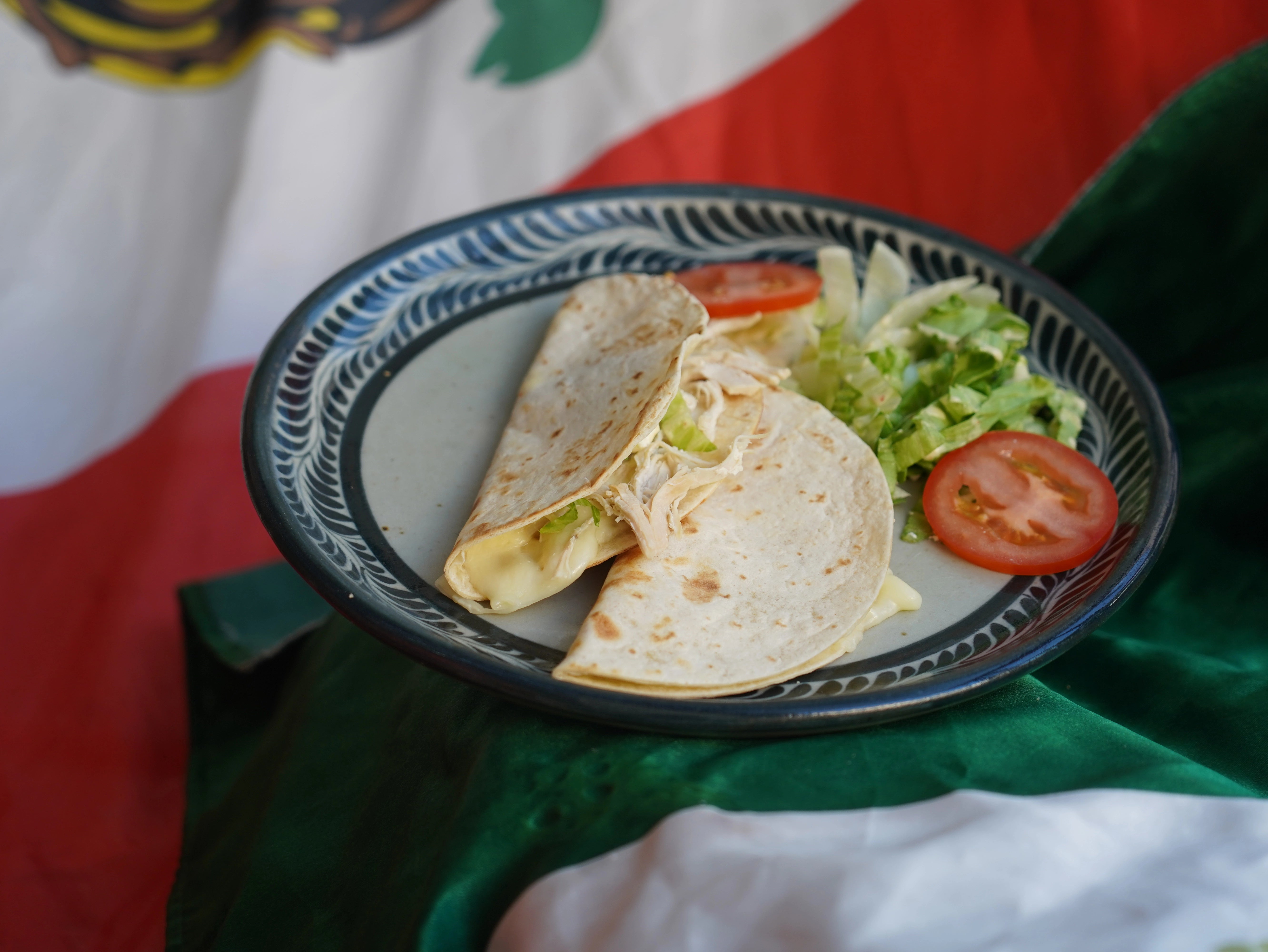 Quesadillas mexicaines chaudes et fondantes, garnies de fromage et légumes, préparées pour vos événements et services de traiteur El Mexicano Toulouse.