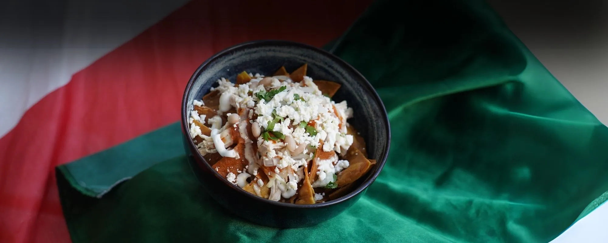 Assiette de chilaquiles traditionnels mexicains avec tortillas croustillantes, sauce rouge, œufs et coriandre, servis au restaurant El Mexicano Toulouse.
