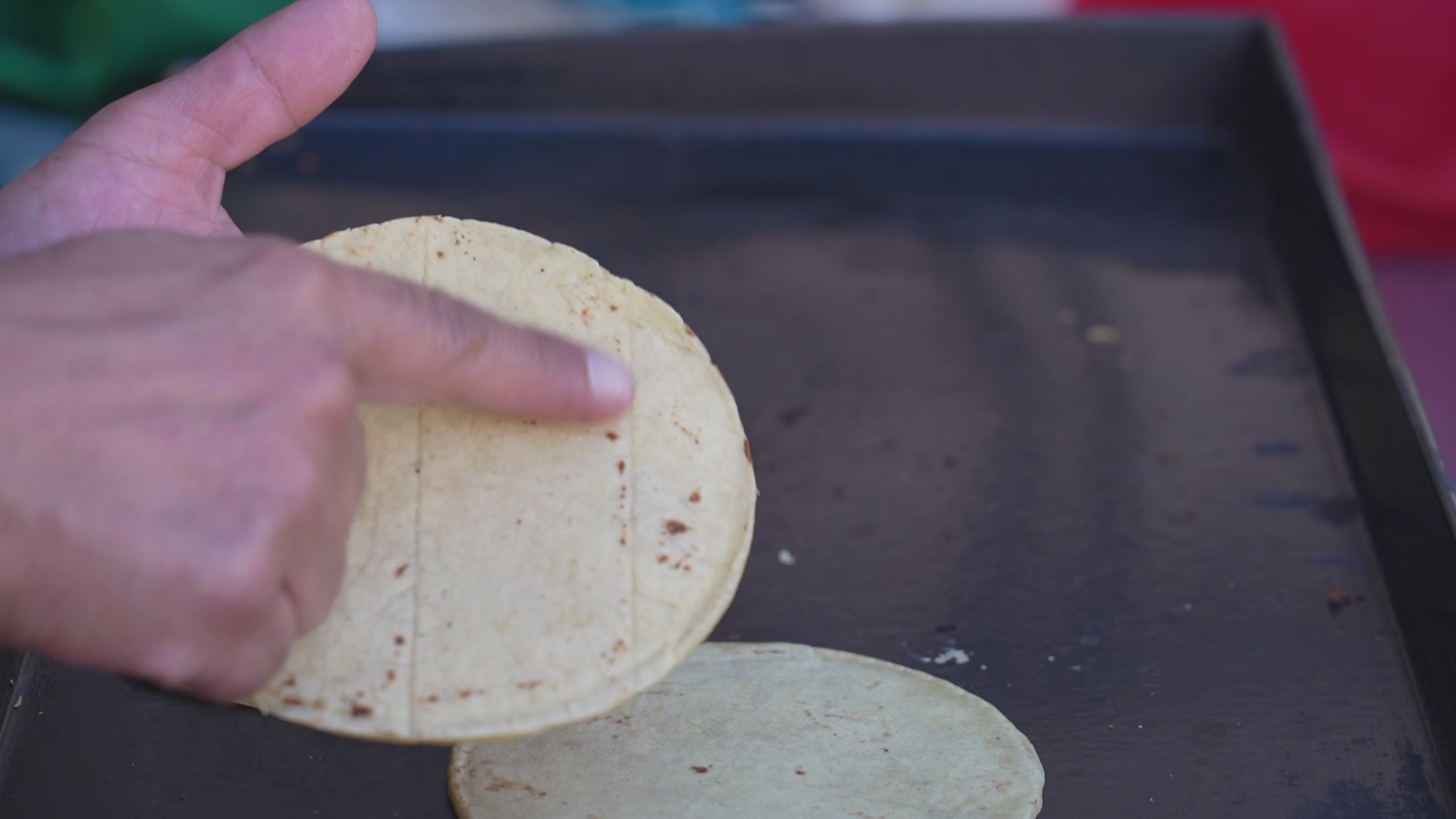 Vidéo de la cuisson et présentation des tortillas de maïs faites maison par notre traiteur à Toulouse
