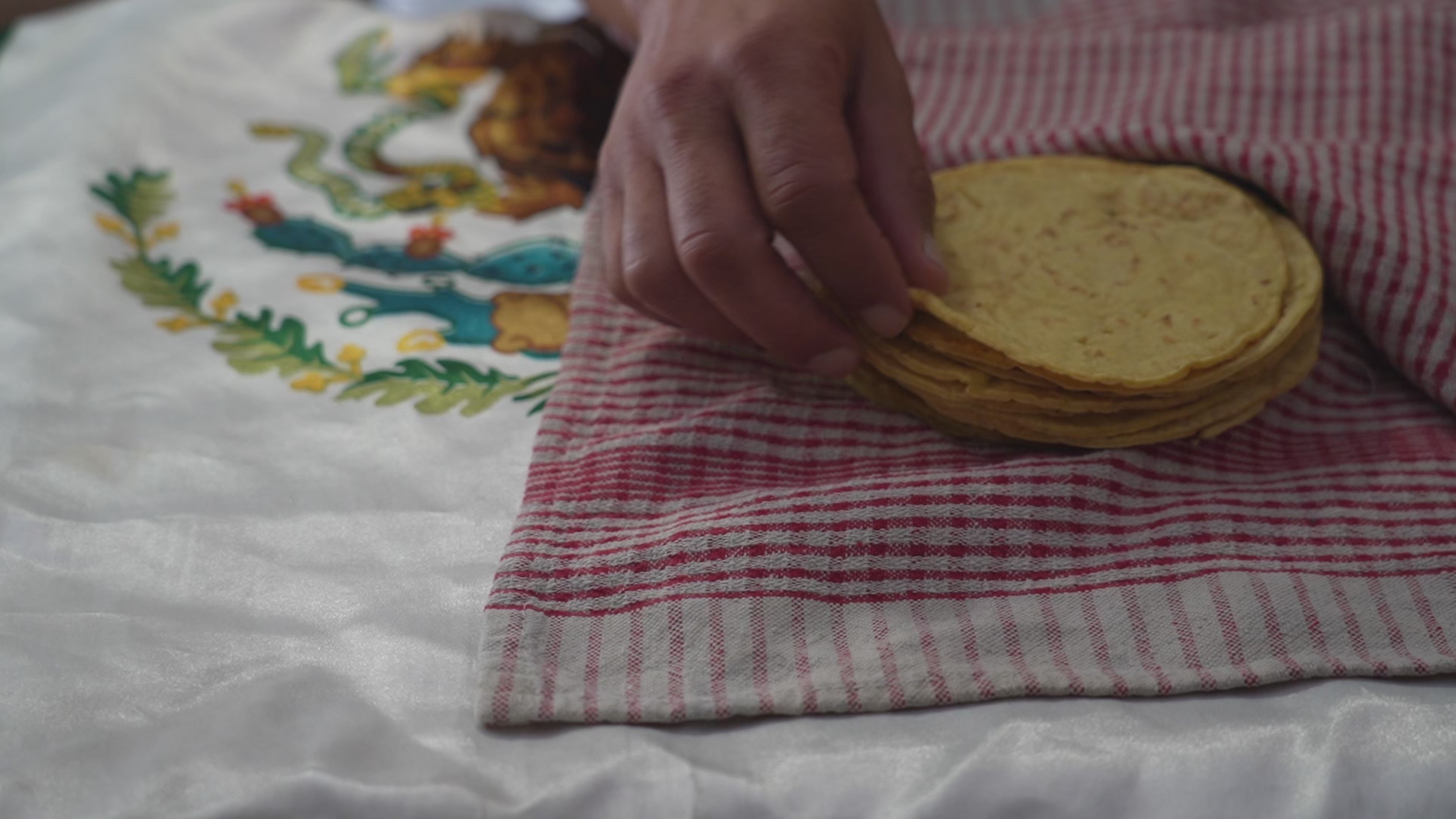Vidéo de la préparation des tortillas de maïs faites maison par notre service traiteur mexicain à Toulouse

